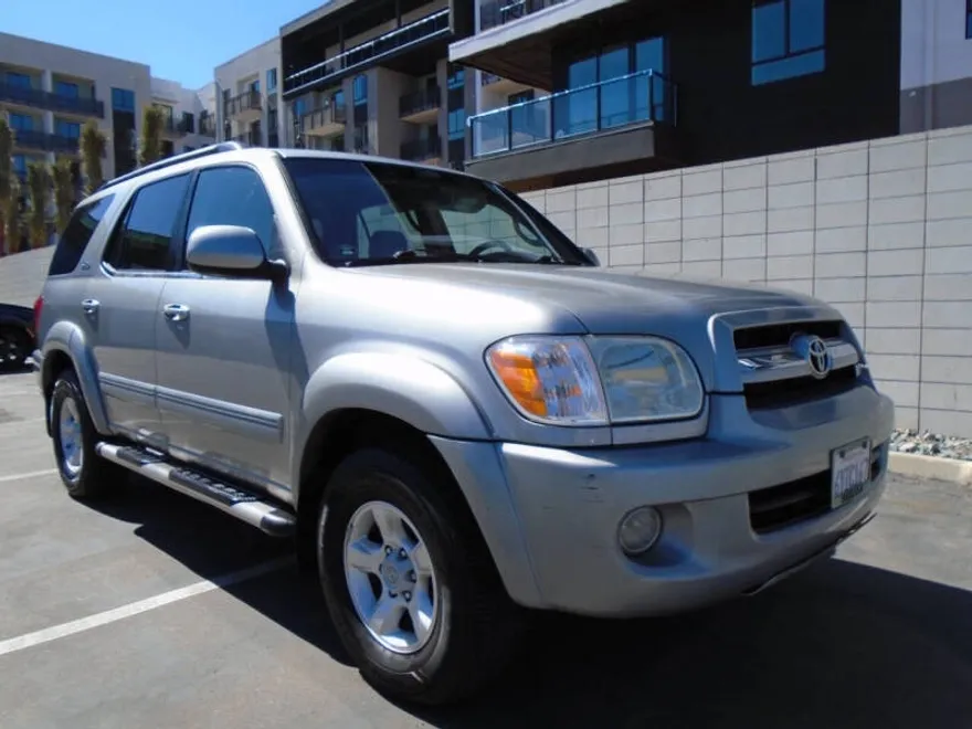 2005 Toyota Sequoia SR5 photo 1