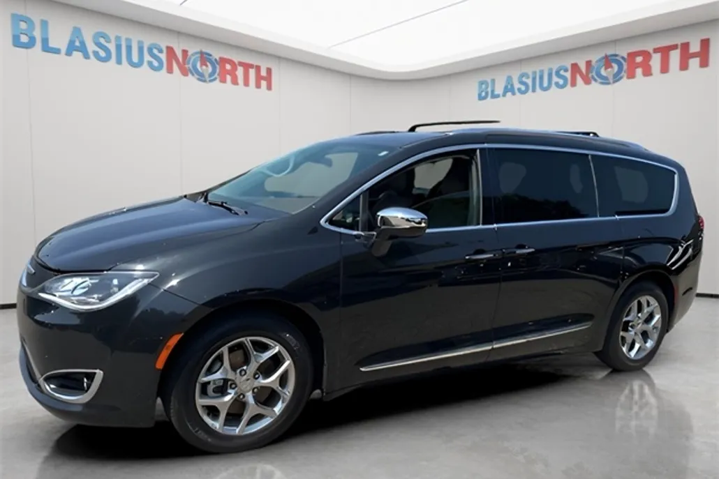 2017 Chrysler Pacifica Limited photo 1