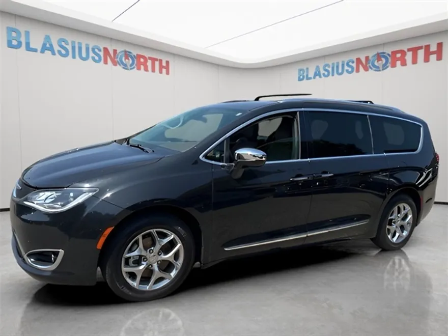 2017 Chrysler Pacifica Limited photo 1