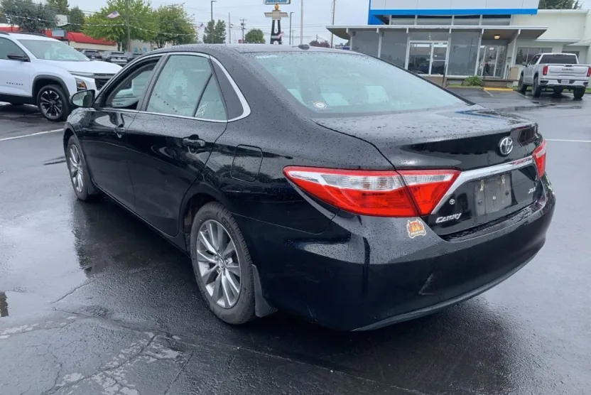 2015 Toyota Camry XLE photo 1