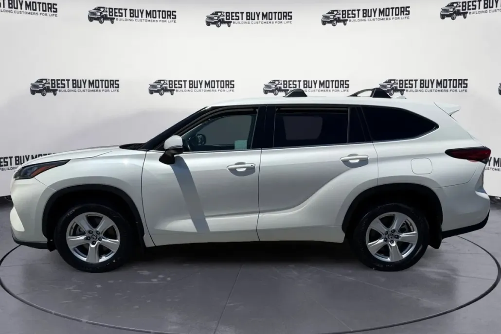 2020 Toyota Highlander LE Sport photo 1