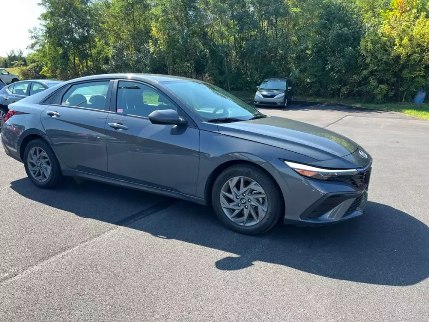 2024 Hyundai Elantra SEL photo 1