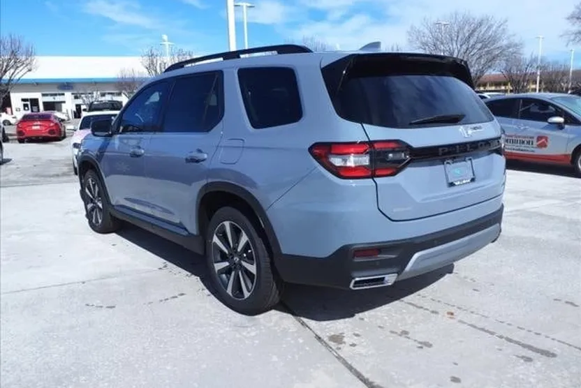 2025 Honda Pilot Touring photo 1