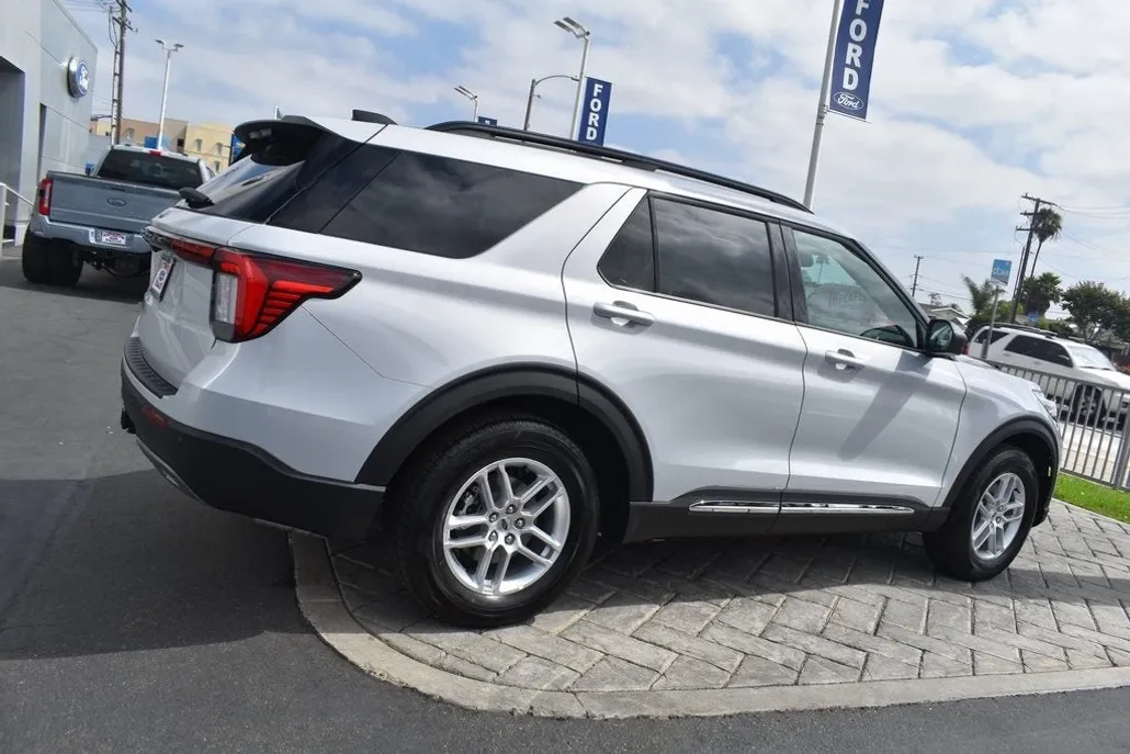 2025 Ford Explorer photo 1
