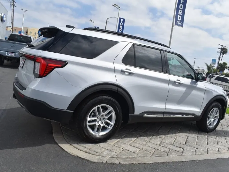 2025 Ford Explorer photo 1