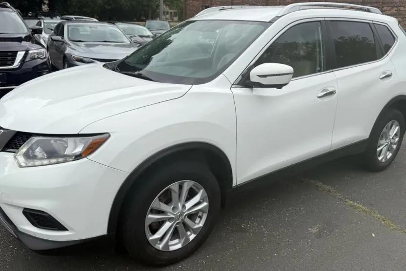 2016 Nissan Rogue SV photo 1
