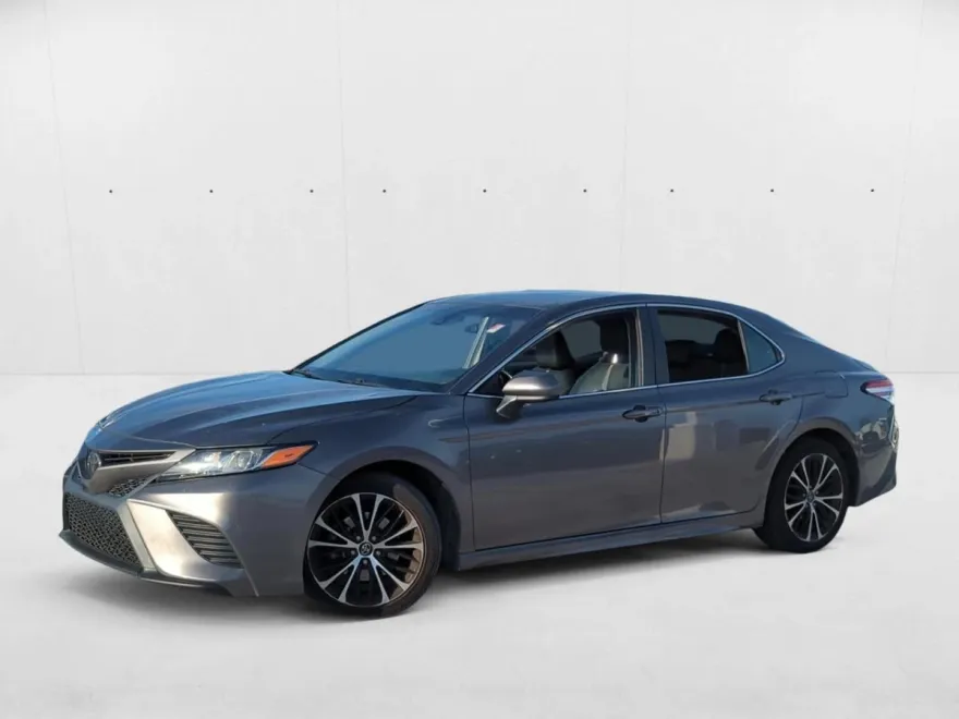 2020 Toyota Camry SE photo 1
