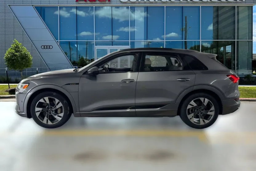 2023 Audi e-tron Premium photo 1