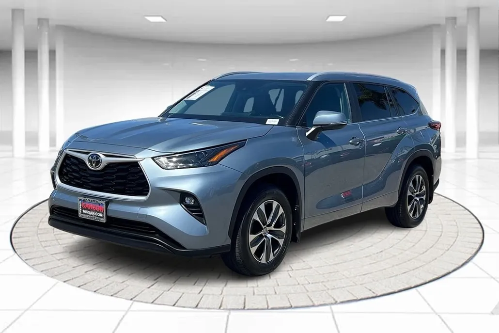 2023 Toyota Highlander XLE photo 1