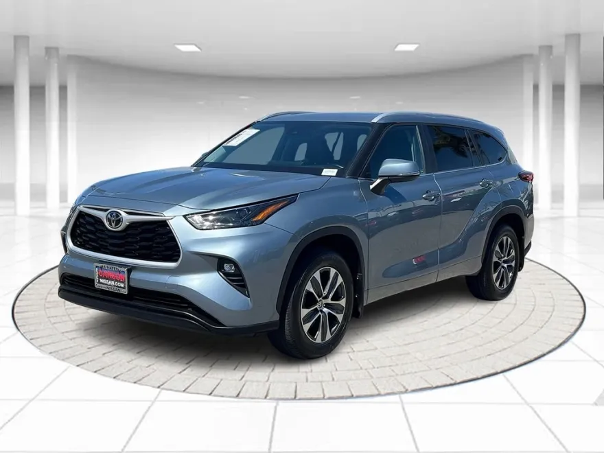 2023 Toyota Highlander XLE photo 1
