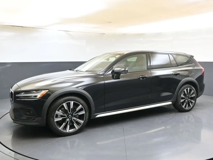 2024 Volvo V60 Cross Country B5 Ultimate photo 1