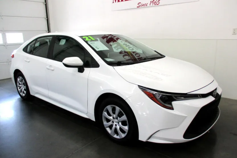 2021 Toyota Corolla LE photo 1