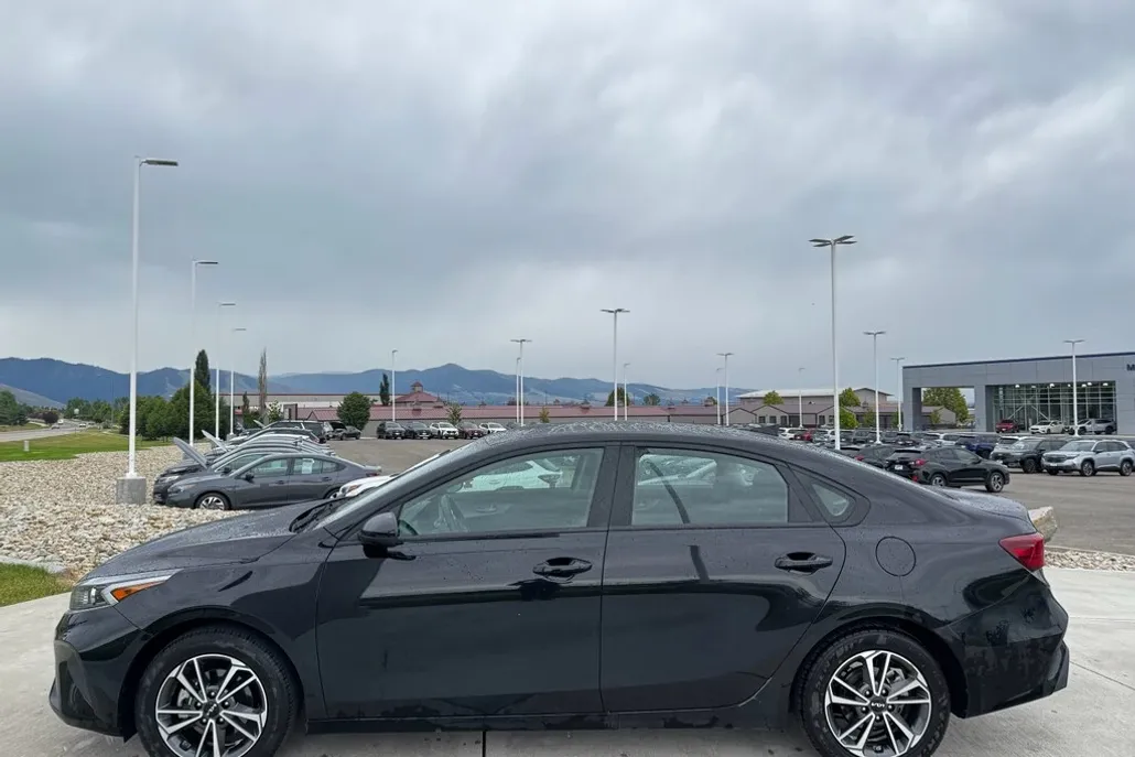 2022 Kia Forte LXS photo 1