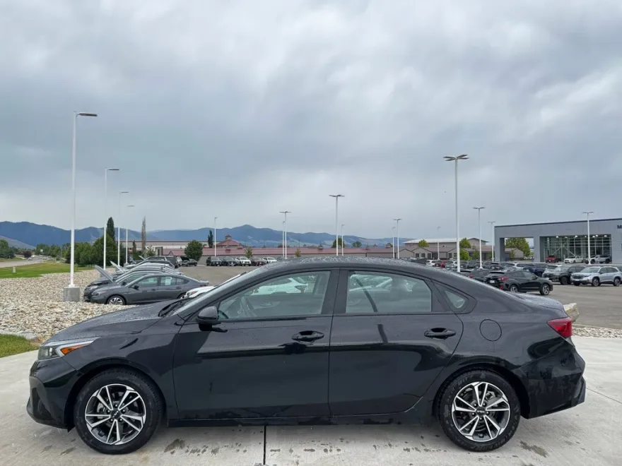 2022 Kia Forte LXS photo 1