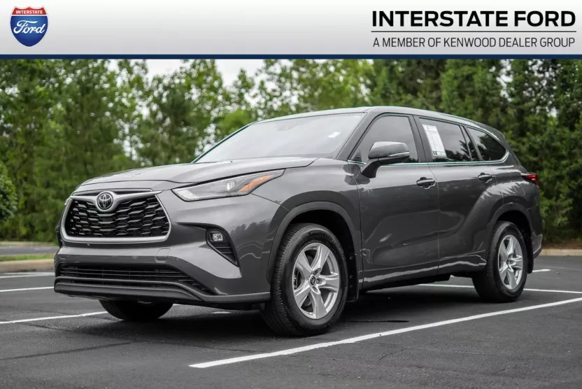 2024 Toyota Highlander LE photo 1