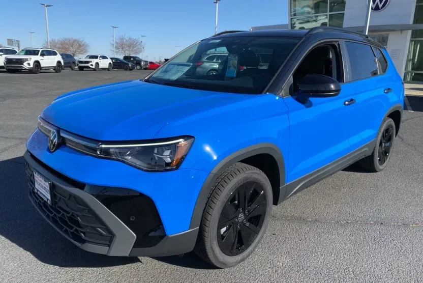 2025 Volkswagen Taos SE photo 1