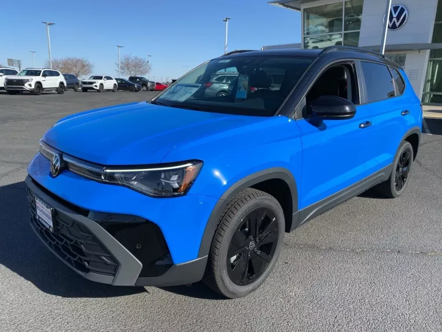 2025 Volkswagen Taos SE photo 1