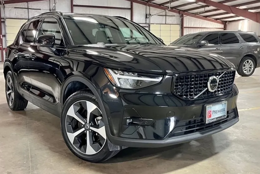 2025 Volvo XC40 Plus photo 1