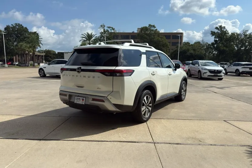 2023 Nissan Pathfinder SL photo 1