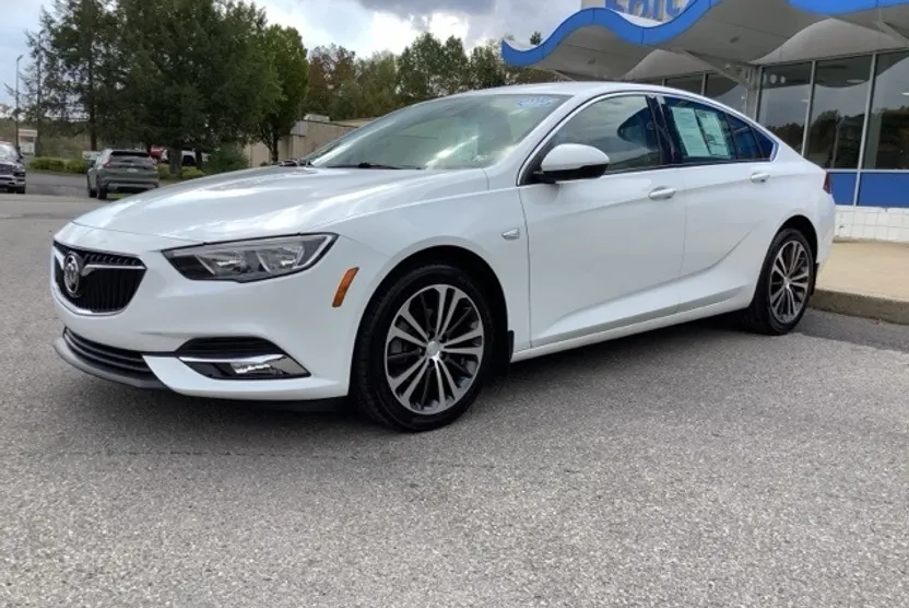 2019 Buick Regal Essence photo 1