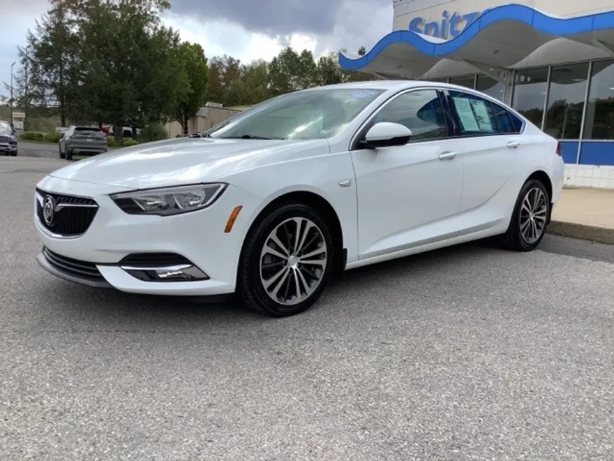 2019 Buick Regal Essence photo 1