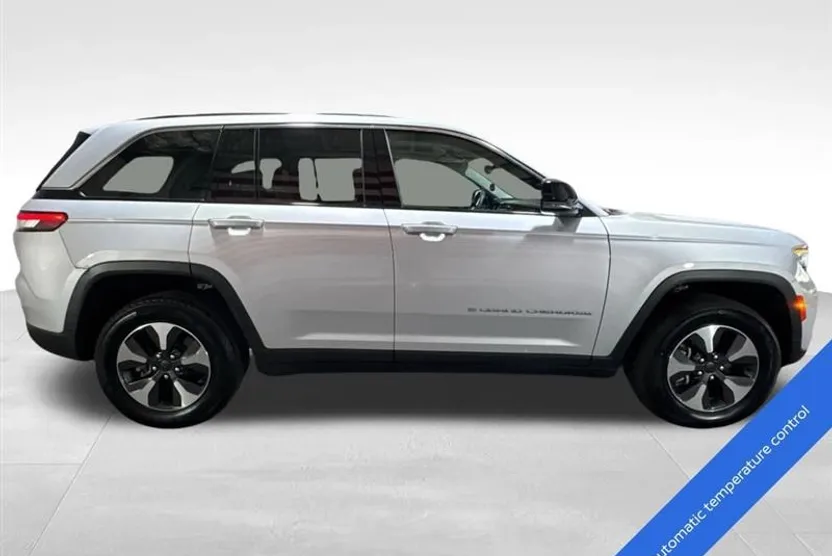 2023 Jeep Cherokee Base photo 1