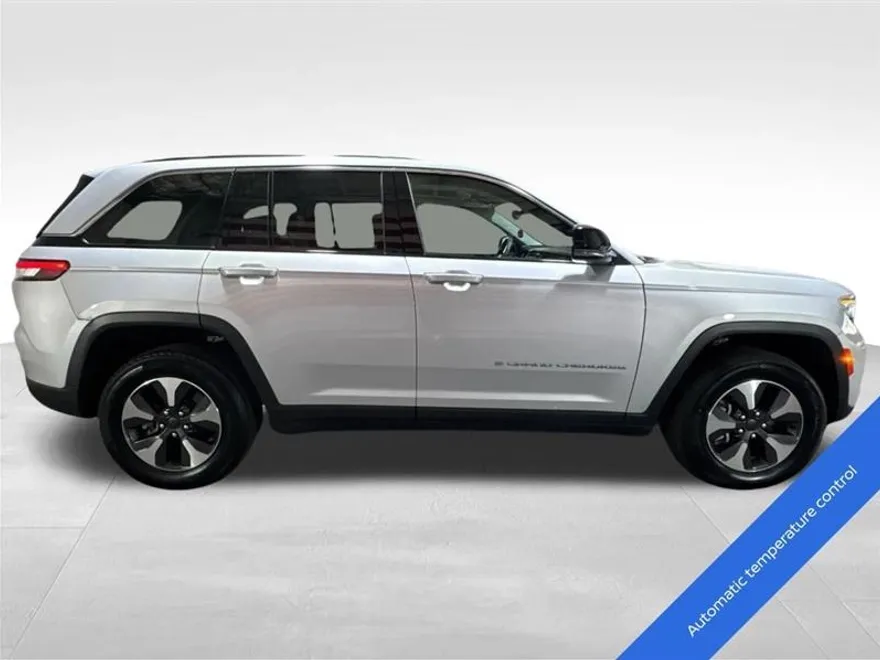 2023 Jeep Cherokee Base photo 1