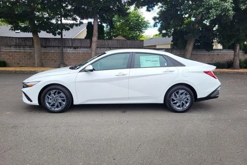 2025 Hyundai Elantra Blue SEL Sport photo 1