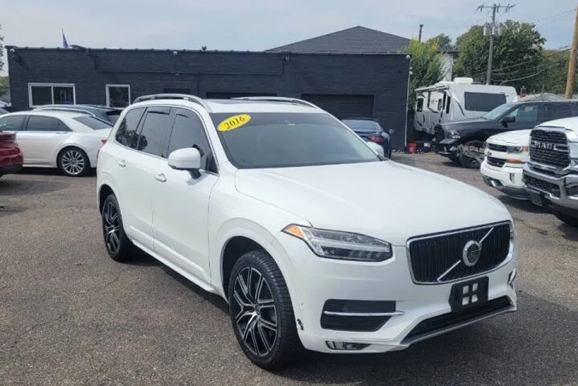 2016 Volvo XC90 T6 Momentum photo 1