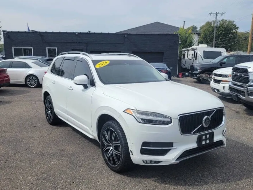 2016 Volvo XC90 T6 Momentum photo 1