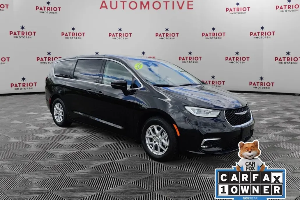 2024 Chrysler Pacifica Touring L photo 1