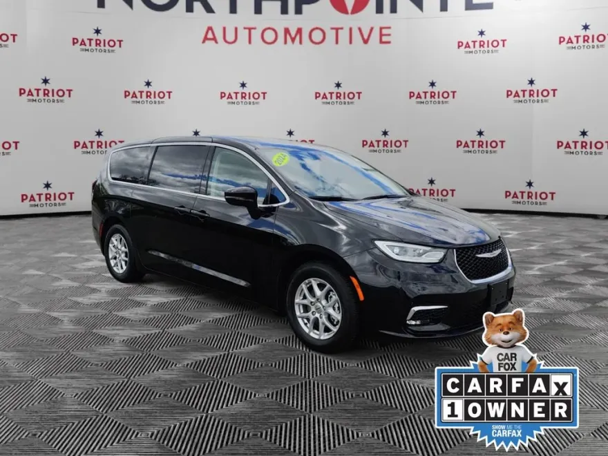 2024 Chrysler Pacifica Touring L photo 1