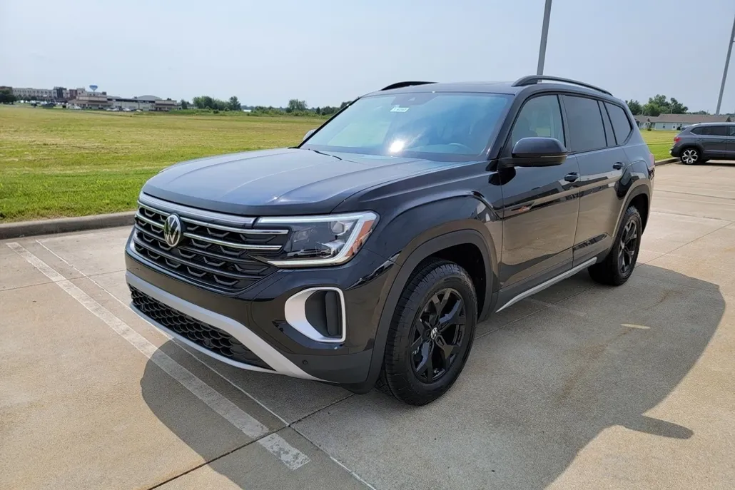 2025 Volkswagen Atlas Peak Edition SE photo 1
