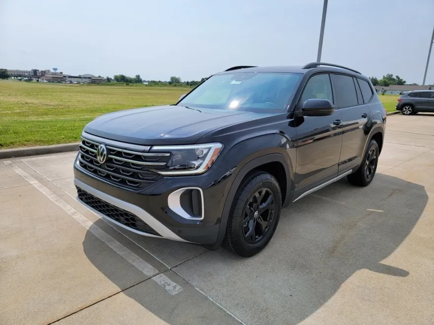 2025 Volkswagen Atlas Peak Edition SE photo 1