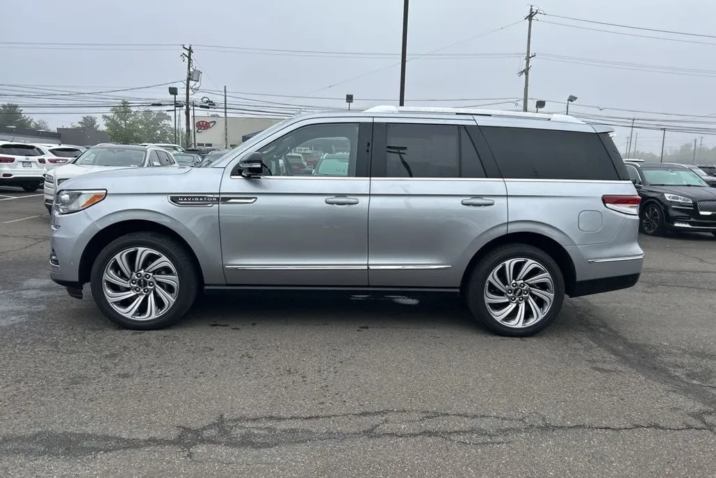 2022 Lincoln Navigator Reserve Luxury photo 1