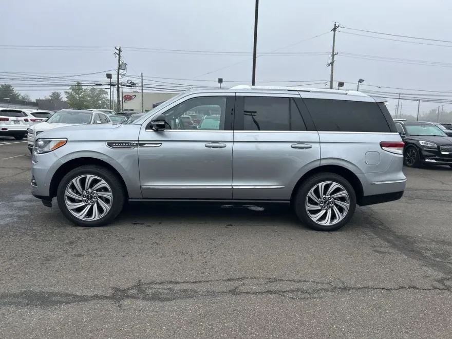 2022 Lincoln Navigator Reserve Luxury photo 1