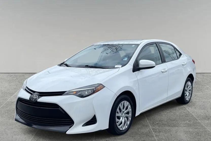 2018 Toyota Corolla LE photo 1