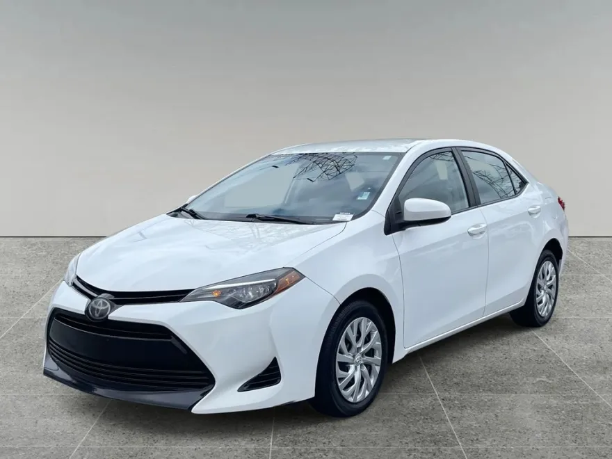 2018 Toyota Corolla LE photo 1