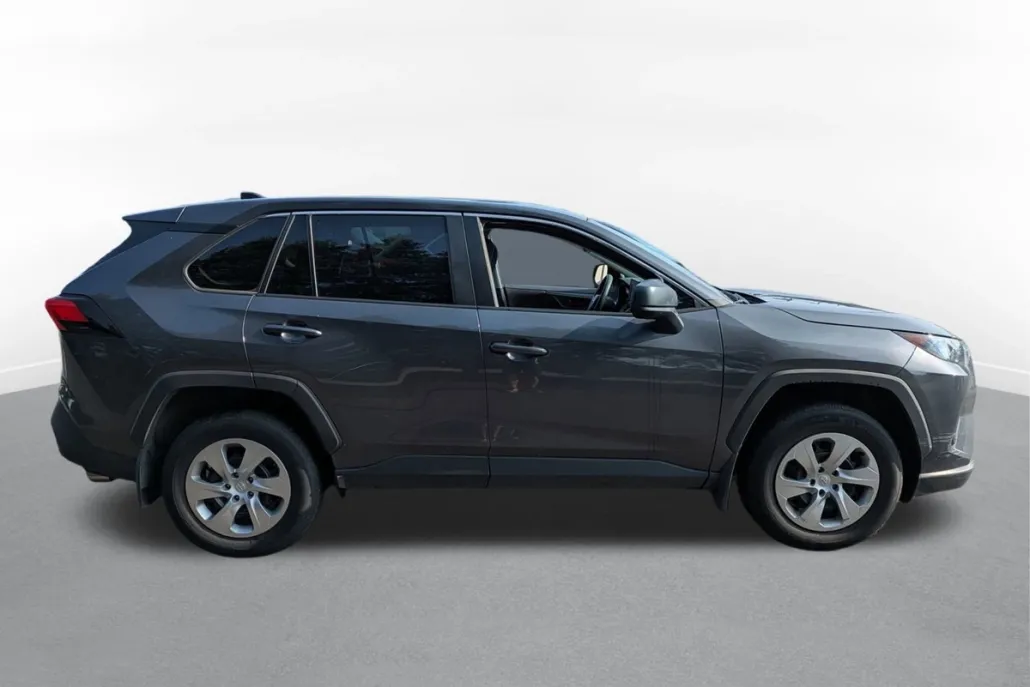 2022 Toyota RAV4 LE photo 1