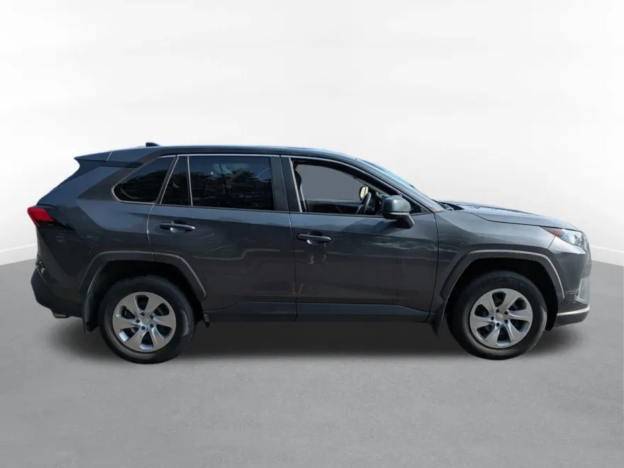 2022 Toyota RAV4 LE photo 1