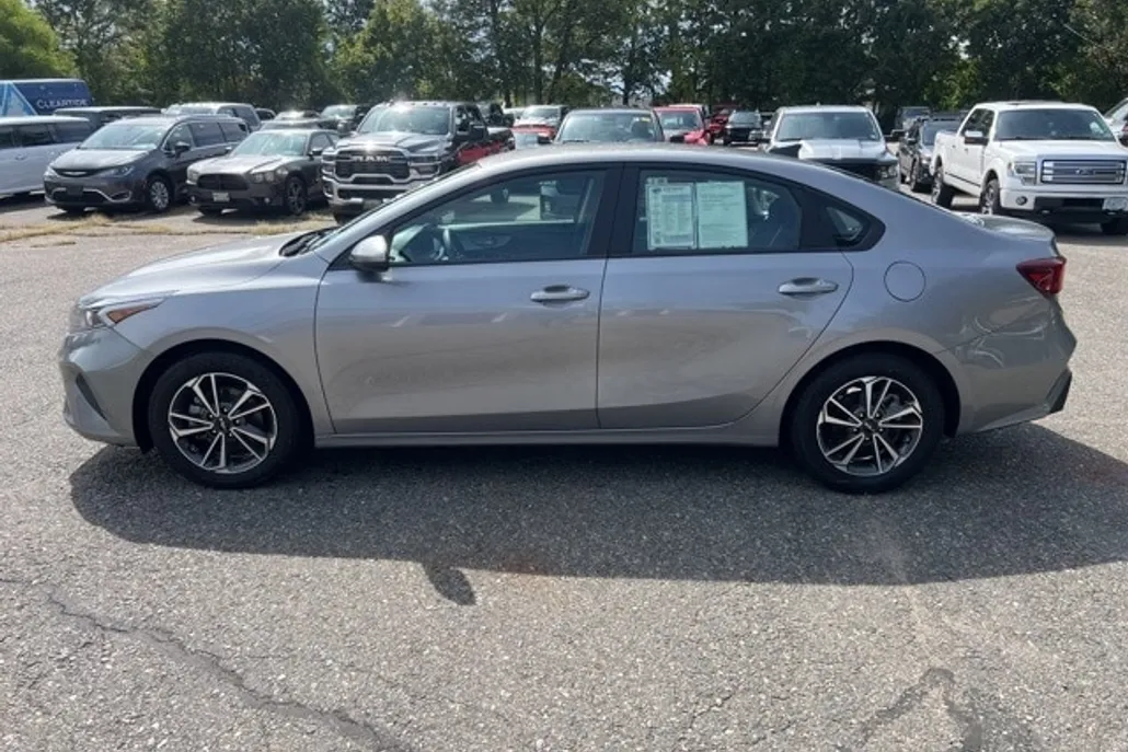 2023 Kia Forte LXS photo 1