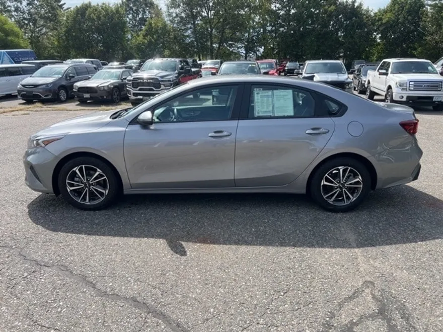 2023 Kia Forte LXS photo 1