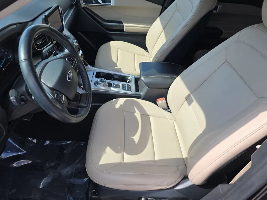 2020 Ford Explorer XLT photo 1