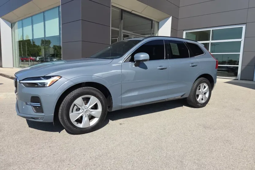 2022 Volvo XC60 B5 Momentum photo 1