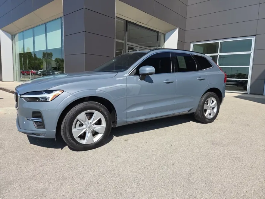 2022 Volvo XC60 B5 Momentum photo 1