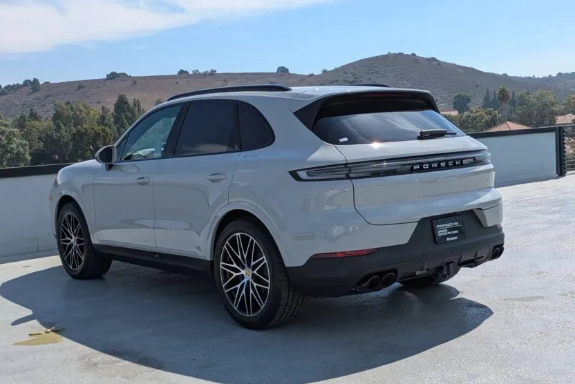 2024 Porsche Cayenne Base photo 1