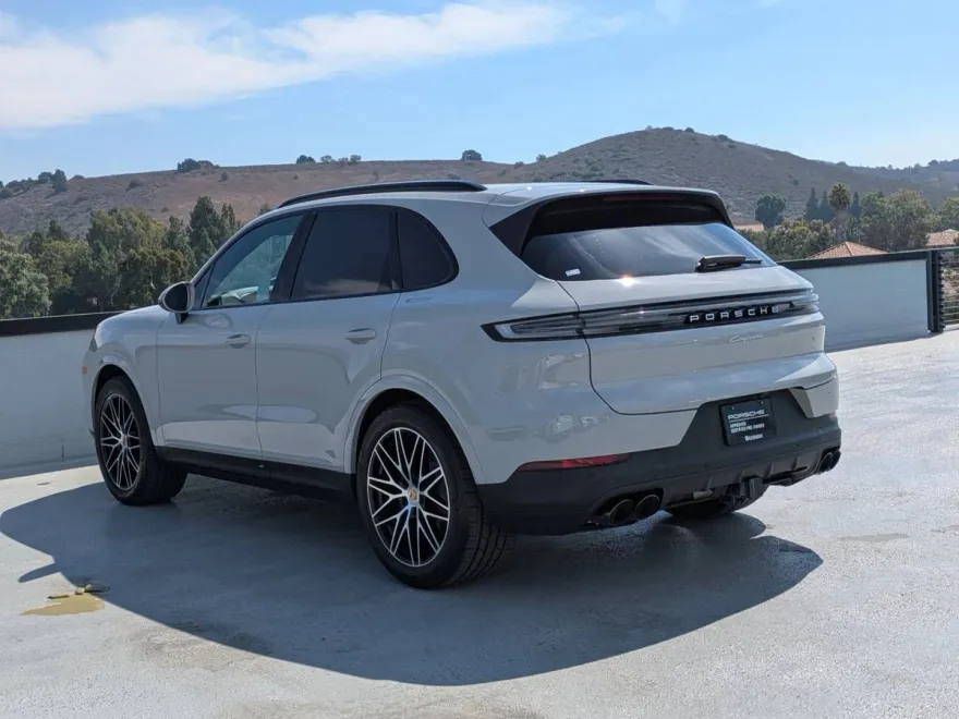 2024 Porsche Cayenne Base photo 1