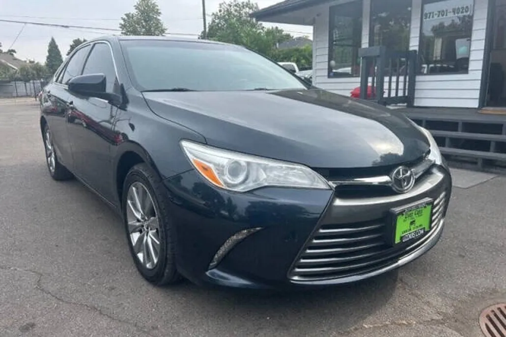 2017 Toyota Camry XLE photo 1