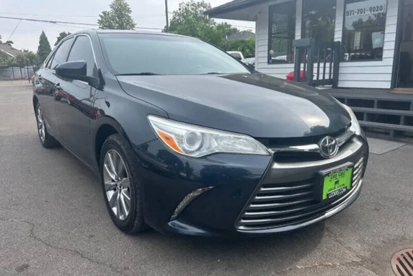 2017 Toyota Camry XLE photo 1
