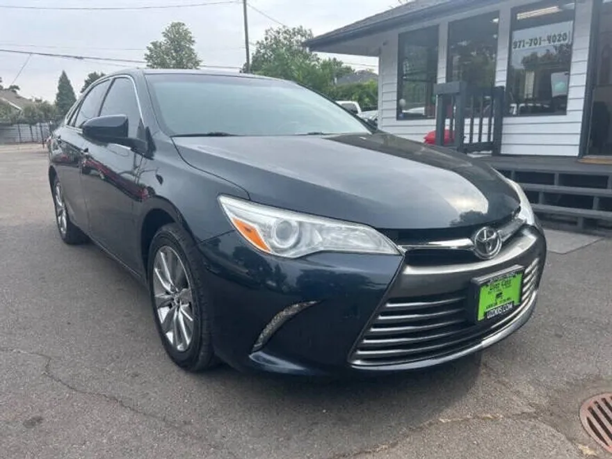 2017 Toyota Camry XLE photo 1